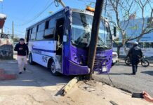 Cuatro lesionados deja choque de un urbano con un poste en la capital