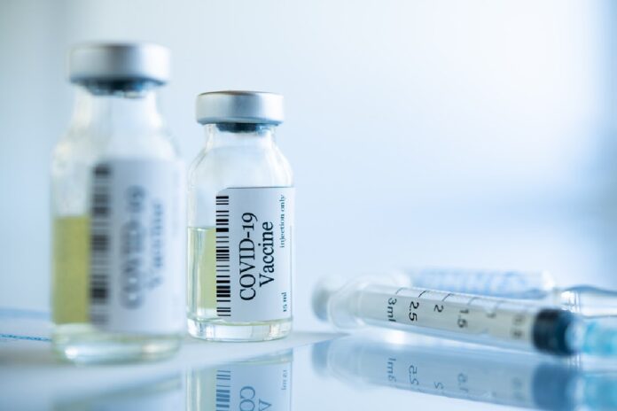 La Administración de Alimentos y Medicamentos dijo que las versiones originales de las vacunas de Pfizer y Moderna están obsoletas y ya no serán usadas.