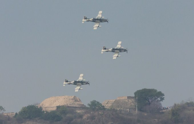 Tres aviones realizaron diferentes maniobras sobre el espacio aéreo de Oaxaca
