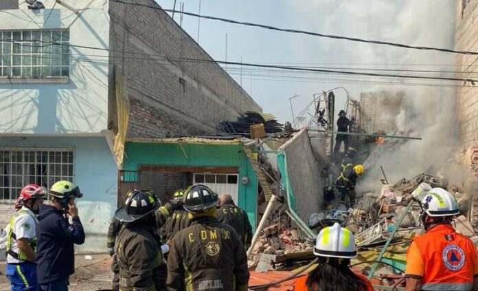 Equipos de emergencia trabajan en la zona donde explotó un tanque de gas en la alcaldía Iztapalapa
