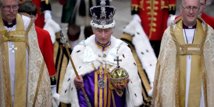 Carlos III fue coronado ante miles de personas entre quienes se incluyen líderes, ciudadanía londinense y telespectadores