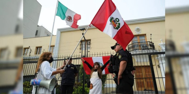 “Gracias AMLO por defender al presidente Pedro Castillo” y “¡Viva México!”, fueron algunas de las consignas gritadas por los presentes.