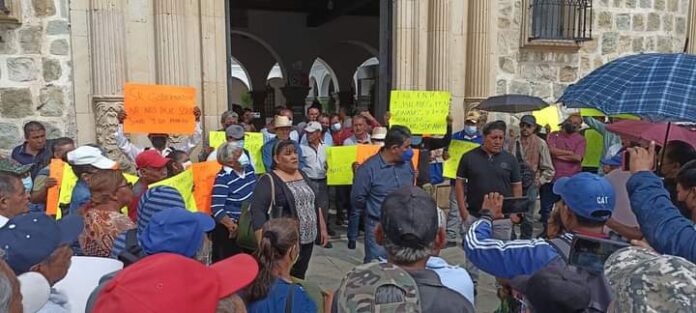 Sindicalizados del 3 de Marzo se manifiestan en Palacio Municipal