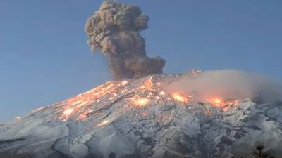 Registró por lo menos 3 fuertes explosiones las cuales, fueron captadas por las cámaras de monitoreo volcánico.