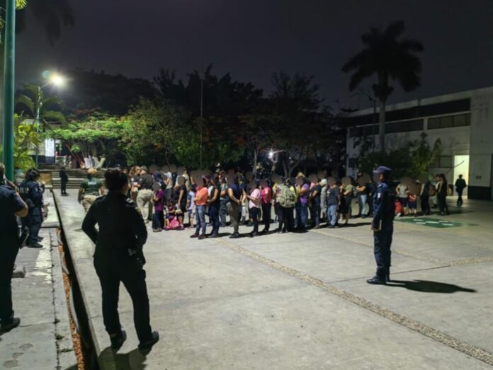 El INM rescató a 175 migrantes que viajaban hacinados en la caja de un tractocamión que circulaba por Chiapa de Corzo, Chiapas.
