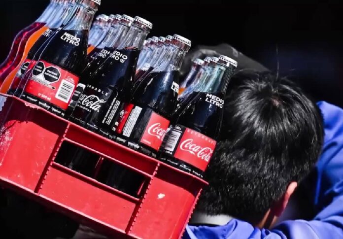 Los delincuentes que clonaban Coca Cola en Iztapalapa ganaban en promedio entre 10 mil y 12 mil 600 pesos por día.