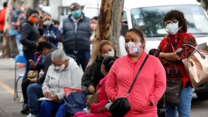 Piden especialistas al gobierno mexicano informar a la población que aún continúa la pandemia.