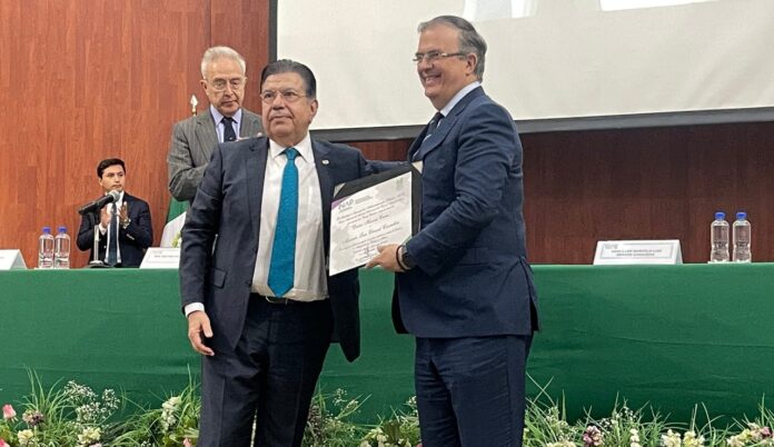 Ebrard recibió un doctorado honoris causa por el Instituto Nacional de Administración Pública A.C,
