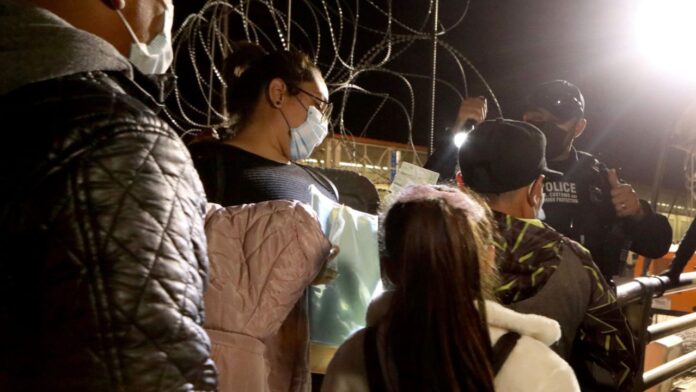 La pequeña y su familia estaban retenidos por la CBP en sus instalaciones de Harlington, Texas