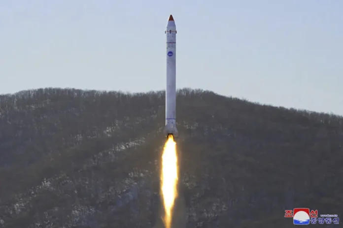 Corea del Norte lanzó el miércoles en dirección sur un artefacto que describió como un satélite militar espacial, lo cual encendió alarmas en Seúl