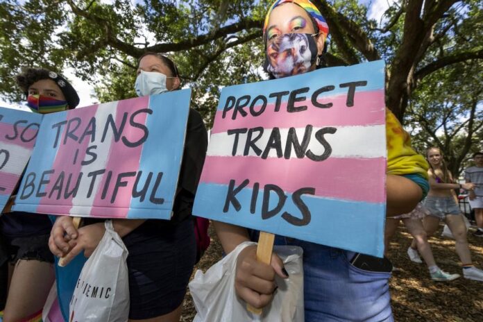 Los legisladores votaron a favor de una propuesta de ley que prohíbe la terapia hormonal, los tratamientos que bloquean la pubertad y las cirugías en menores transgénero.