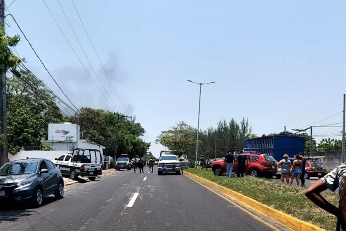 La carretera Veracruz - Xalapa se encuentra cerrada en ambos carriles, por lo que hay caos vial.