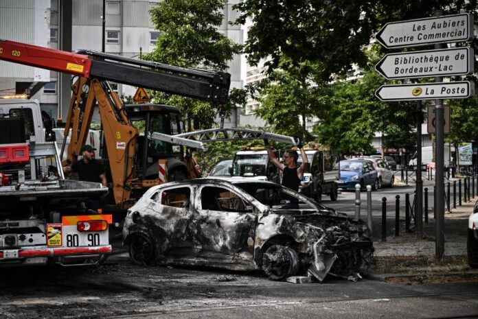 51f34eae6667d7e75a6a4995be3adbbc La violencia estalló el martes en las afueras de la capital después de la muerte de Nahel, de 17 años, por un disparo a quemarropa de un agente en un control vial que quedó registrado en video.