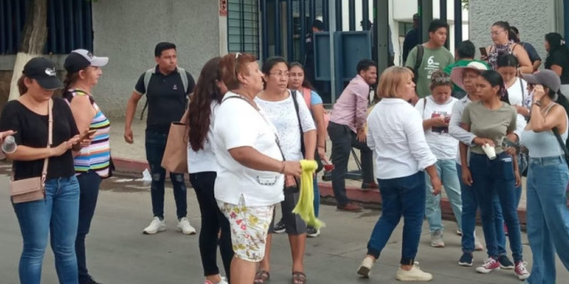 Antes de bloquear el libramiento sur, los familiares realizaron una protesta en el exterior del Palacio de Gobierno estatal.