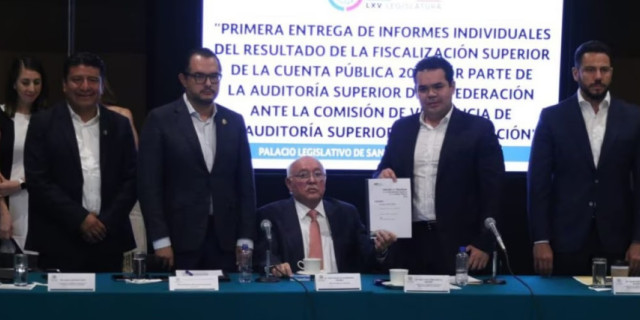 90200 Auditor David Colmenares (centro) en la primera entrega de la Cuenta Pública 2022.