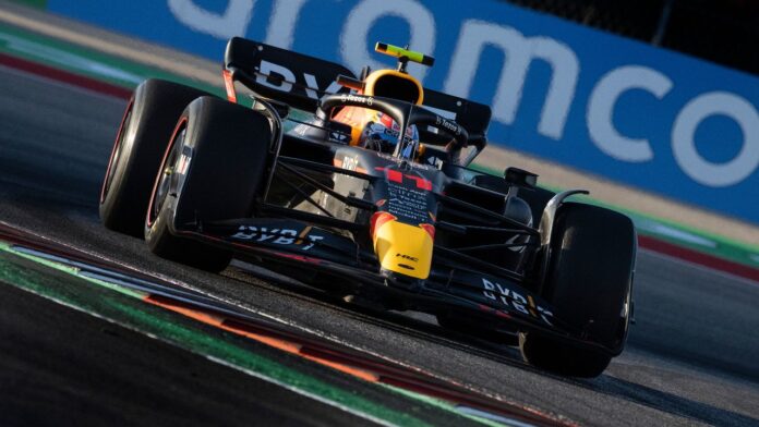 El auto del piloto mexicano presenta fallas, el neerlandés lidera y Ferrari expone paquete de mejoras en Montmeló.