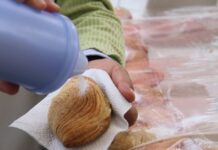 Empanadas de Corpus, una tradición de sabores en Oaxaca Este jueves de Corpus Christi se observan decenas de puestos en el centro de la ciudad de Oaxaca donde se expenden las empanaditas de lechecilla, coco y piña.