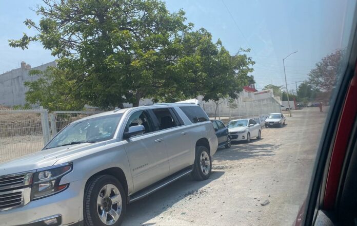 Sujetos armados interceptaron una camioneta tipo Suburban y dispararon en múltiples ocasiones.