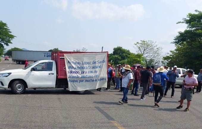 FygkfVCaEAMDmhb Los manifestantes impiden el flujo vehicular a la altura del puente La Venta, por lo que no hay paso hacia Chiapas.