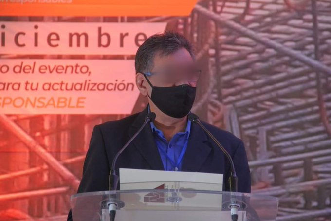 Por el probable delito de uso ilícito de atribuciones facultades.