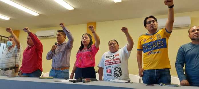 FzKbXvfWABYib0o OAXACA DE JUÁREZ, OAX.- Las dilatorias respuestas del gobierno estatal y del federal a su pliego de demandas, mantienen vigente la posibilidad de boicotear la Guelaguetza oficial por parte de la Sección 22 del Sindicato Nacional de Trabajadores de la Educación (SNTE). La dirigente de la Sección 22, Yenny Aracely Pérez, anunció que del 21 al 30 de junio determinaron trazar la ruta para el posible amague del boicot a la Máxima Fiesta de los oaxaqueños, así como iniciar un paro de labores indefinido al comienzo del próximo ciclo escolar Será en ese mismo espacio de análisis por parte del gremio, en el que el magisterio también evalúe el progreso que han tenido las mesas de negociación con los gobiernos federal y estatal, con las que se han establecido encuentros para las demandas administrativas, de justicia y seguridad social, indicó Pérez Martínez. En tanto, recordó que varias de las respuestas pendientes a su pliego de demandas corresponde resolverlas al gobierno estatal de Salomón Jara, entre ellas la abrogación del decreto de 2015 y el reconocimiento del Plan para la Transformación de la Educación de Oaxaca.