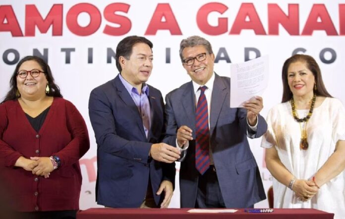 Monreal arribó el hotel ubicado en la Av. Revolución 333 entre porras y simpatizantes.