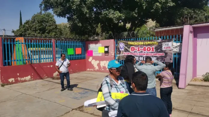 Padres de familia exigen a los maestros resolver el conflicto donde los más afectados son los niños que acuden a sus terapias.