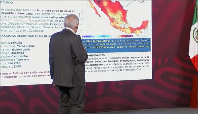 Sobre la posibilidad de suspender clases por la onda de calor, López Obrador señaló que lo consultará con los médicos