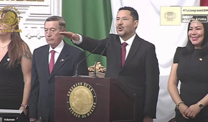 Martí Batres rindió protesta ante el pleno del Congreso de la capital.