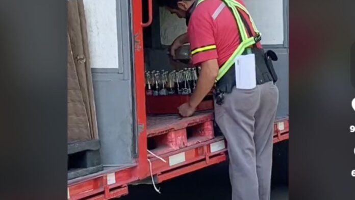 En TikTok fueron compartidas imágenes donde se observa cómo el empleado llenaba botellas de vidrio con refresco en la parte trasera de un camión repartidor.