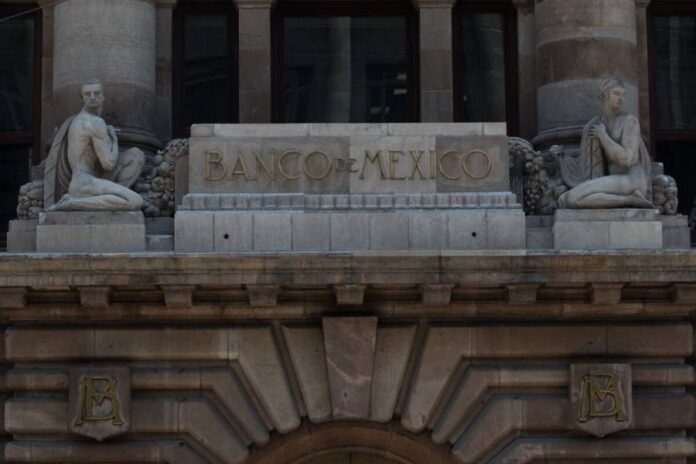 El Banco de México subrayó que la postura de política monetaria se mantiene en la trayectoria requerida para lograr la convergencia de la inflación a su meta de 3%.