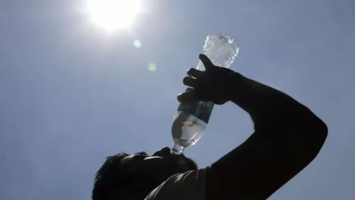 La tercera onda de calor en México se quedará por dos semanas más, de acuerdo con expertos de la UNAM y estará afectando a 22 estados del país.