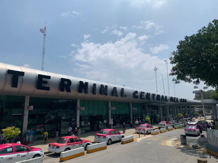 Las personas lesionadas serían un custodio de valores, una empleada y un presunto delincuente; las autoridades acordonaron el lugar