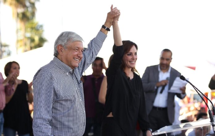 lilly-tellez-amlo-aristoteles Andrés Manuel aseguró que el candidato de la oposición ya fue definido, siendo el proceso una simulación.