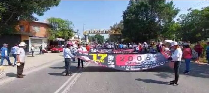 z2 Durante la manifestación personas encapuchadas realizaron pintas a fachadas, comercios y la sede del PRI.