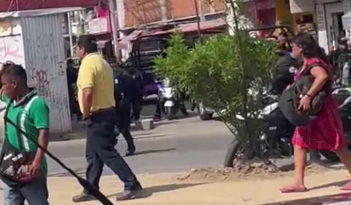 Elementos policiacos y comerciantes protagonizaron una pelea campal en la Central de Abasto