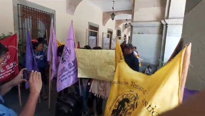 cipo palacio de gob Un grupo de 20 integrantes del Consejo Indígena Popular de Oaxaca “Ricardo Flores Magón” (CIPO) arribaron al exterior de Palacio de Gobierno para demandar la intervención del gobernador para que se dé el regreso del profesor Raúl Gatica, exiliado en Vancouver, Canadá desde hace años, al ser hostigado por los diferentes gobiernos.